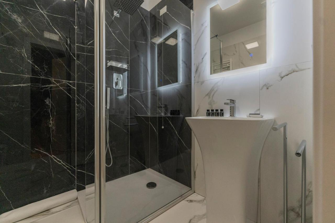 Aldrovandi Luxury Suites And Apartment โบโลญญา ภายนอก รูปภาพ