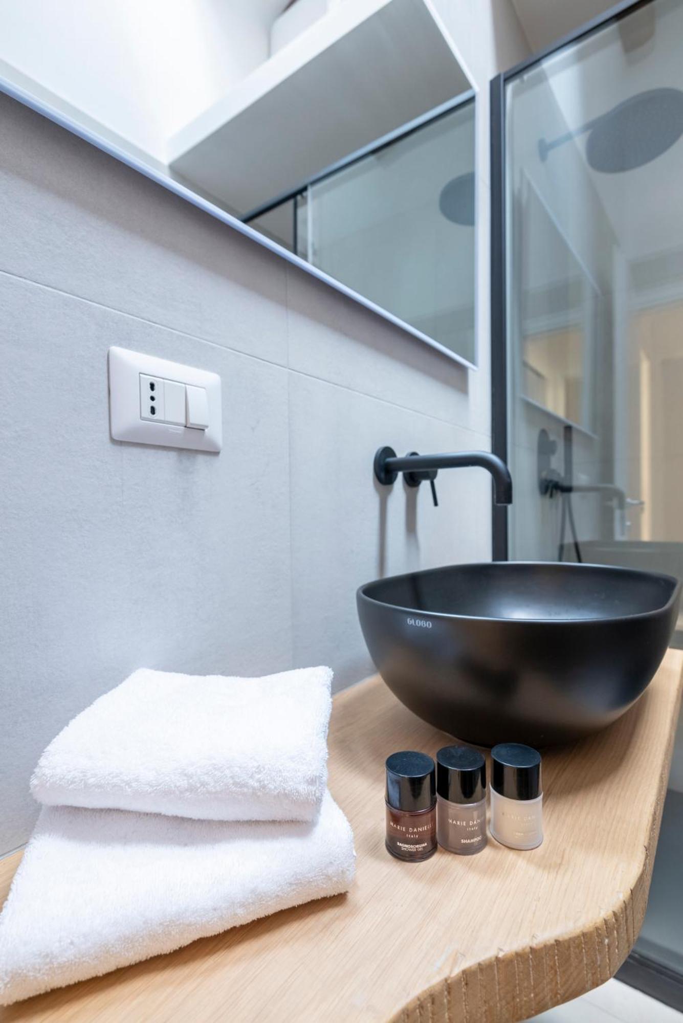 Aldrovandi Luxury Suites And Apartment โบโลญญา ภายนอก รูปภาพ